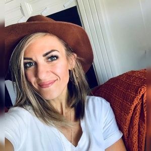 Meet your Posher, Laury